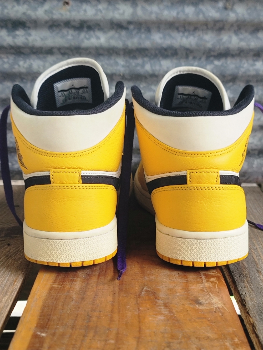 Nike Air Jordan 1 Mid SE Lakers "University Gold/Court Purple"Mens 9.5 - Picture 5 of 15